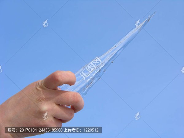 在手上的冰柱