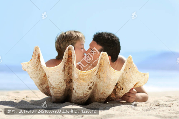 海灘上的夫婦