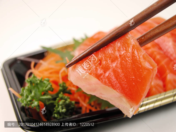 生魚片和筷子