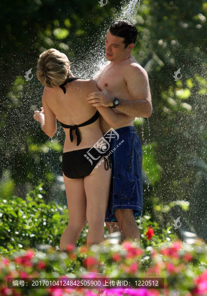 淋浴的夫婦