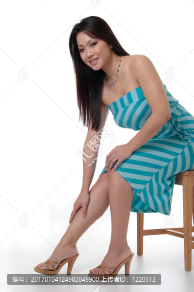 穿著黑衣服的漂亮女人