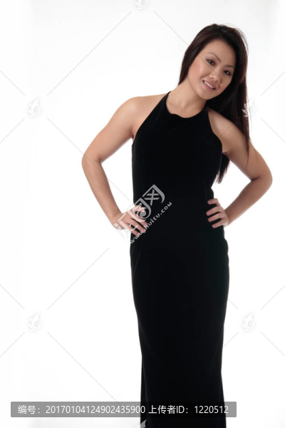 穿著黑衣服的漂亮女人
