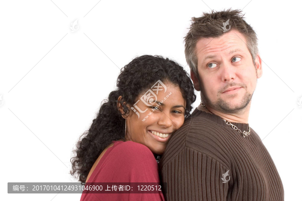 多樣化的夫婦；她靠在他的背上