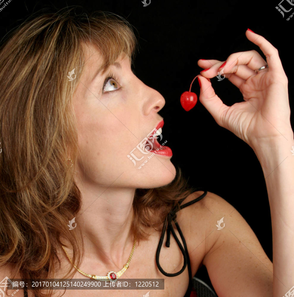 美麗的女人控股櫻桃