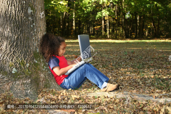 帶筆記本電腦的孩子