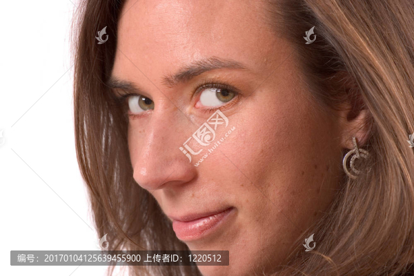 一個(gè)黑發(fā)的特寫肖像