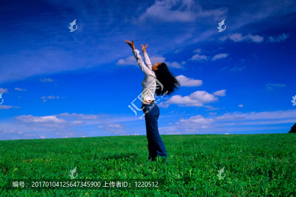 向天空！