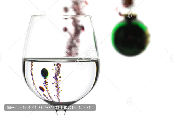 葡萄酒玻璃與圣誕裝飾