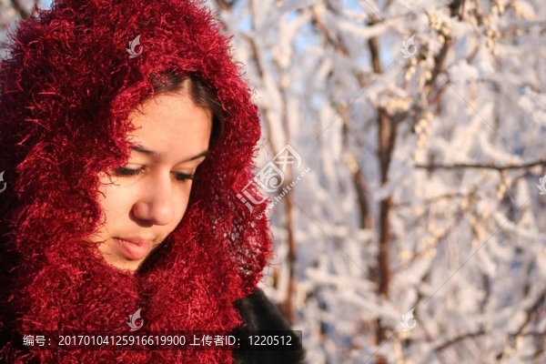 頭戴圍巾的女孩