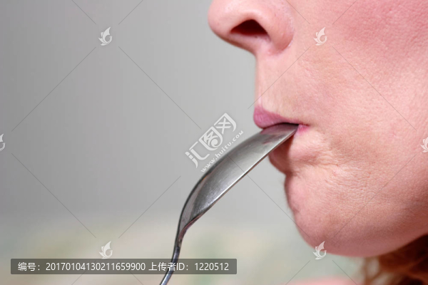 口中有匙的女人