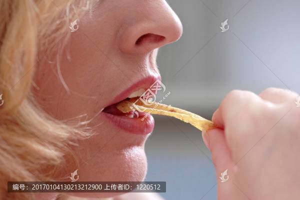 女人吃零食