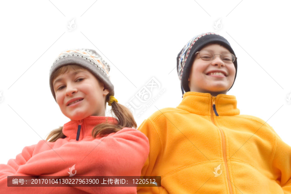 滑雪帽的孩子和模糊套頭衫