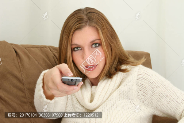 女人遙控的沙發(fā)