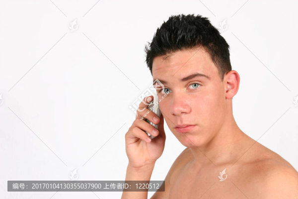 赤裸上身的男性對他的電話