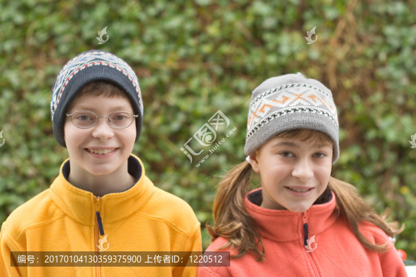 滑雪帽的孩子和模糊套頭衫