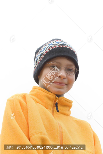 滑雪帽的男孩和羊毛套衫