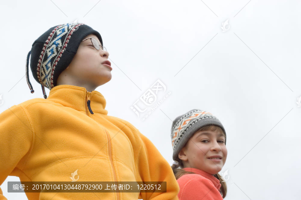 滑雪帽的孩子和模糊套頭衫