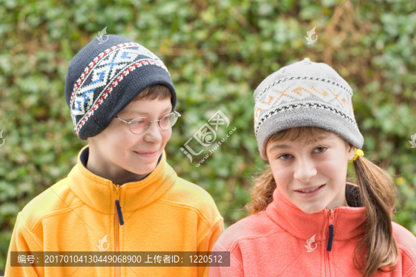滑雪帽的孩子和模糊套頭衫