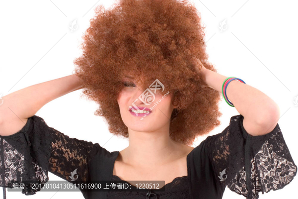 漂亮的少女與黑人假發(fā)