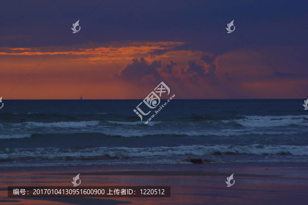 深藍色的