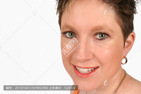 模特微笑著看著你