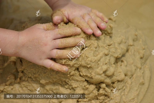 海灘玩沙子