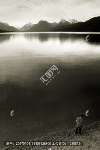 男孩釣魚；湖麥當(dāng)勞