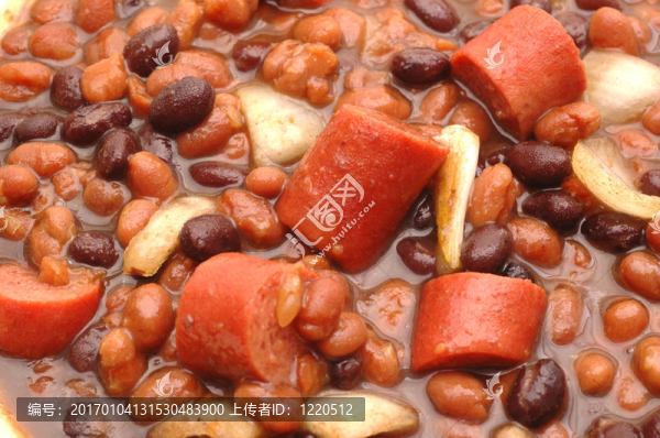 豆類和熱狗燉