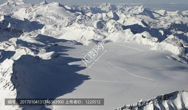 空中的阿爾卑斯山脈景觀