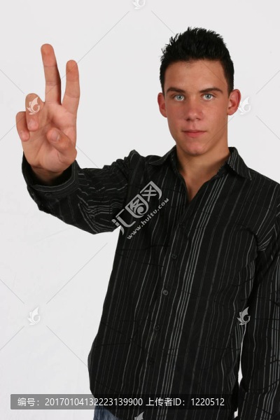 年輕商人兩個(gè)手指