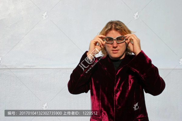 男子調整他的陰影