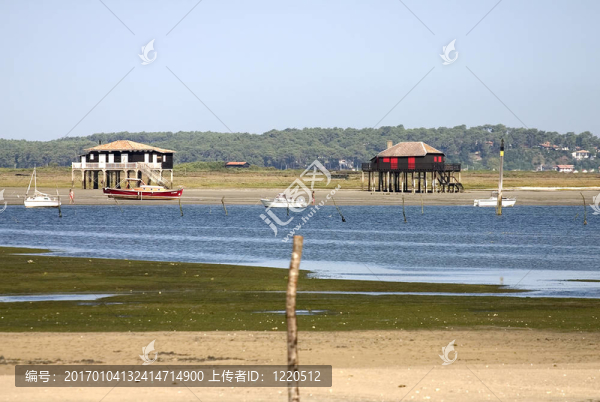 海灣里的小屋