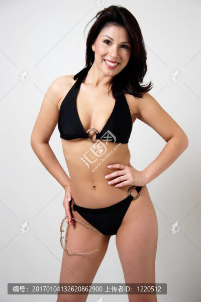 微笑的女人穿著比基尼