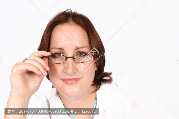 商人拿著她的眼鏡