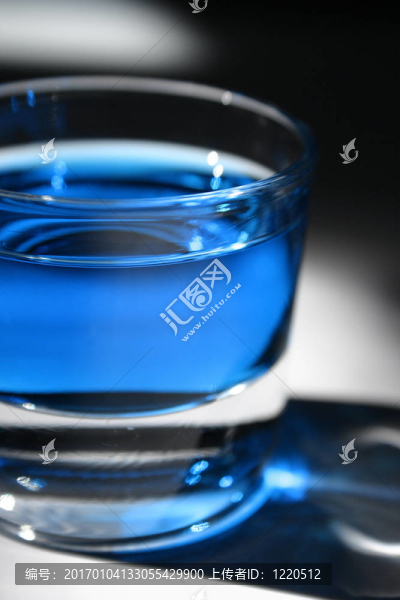 藍(lán)色的雞尾酒