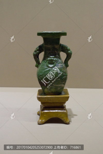黃綠釉膜印花象鼻耳方瓶