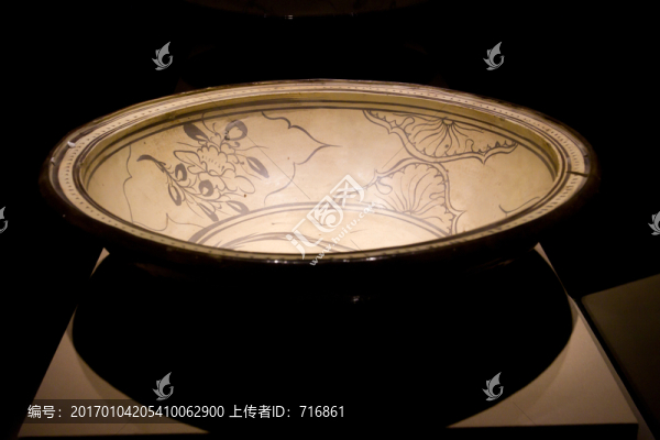 白底黑花魚藻盆