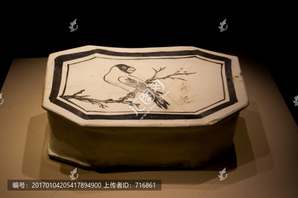 花鳥紋八角形瓷枕