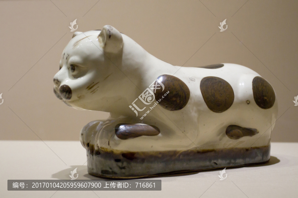 白地黑花點彩貓枕