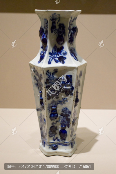 青花貼塑雜寶六棱瓶