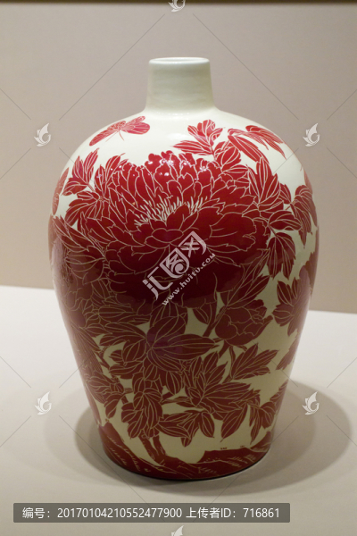 白地彩剔劃花牡丹紋小口瓷瓶
