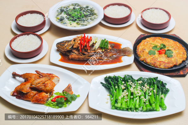 一大桌菜,圍餐