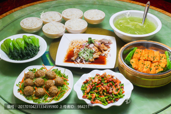 一大桌菜,圍餐