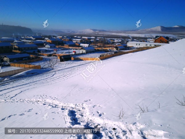 積雪中的山村