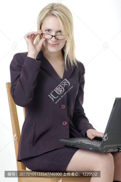 在筆記本電腦上工作的女人