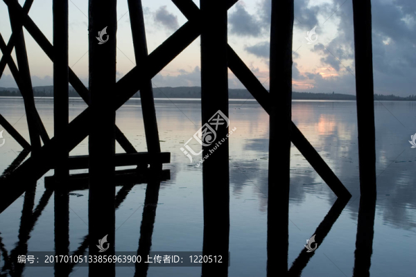 剪影；Pilings
