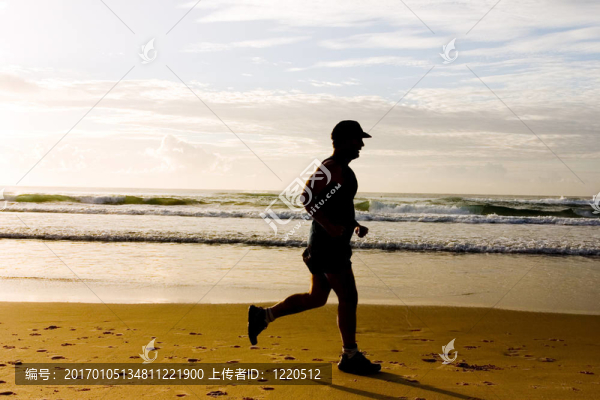 高級慢跑在海灘上