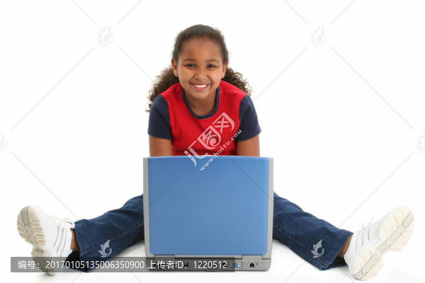 孩子的筆記本電腦的女孩