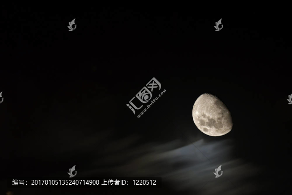 月亮和云