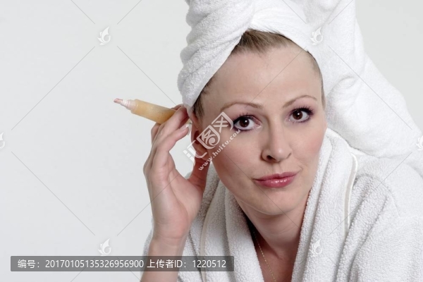 漂亮的女士在浴衣和毛巾